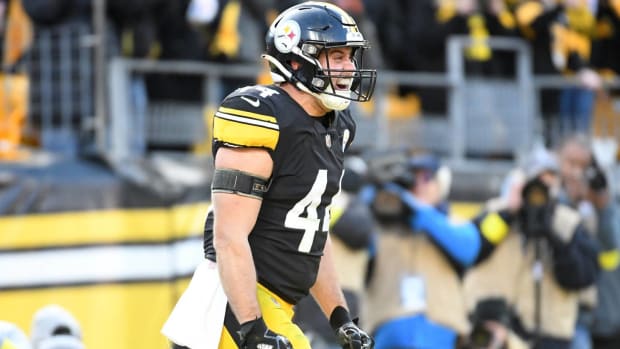 Steelers Fullback Derek Watt screams in celebration during a game.